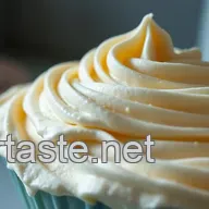 Easy & Luscious Buttercream Icing Recipe: Perfect for Cakes & Cupcakes